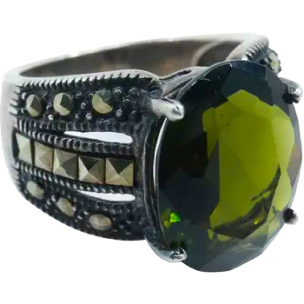 .925 Sterling Silver with Green Faceted Stone Ring Size 8 , 7/8 in. x 5/8 in.